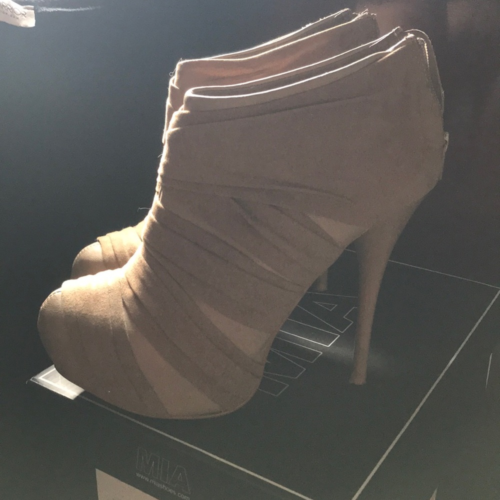 Platform High Heels - Picture 2 of 4